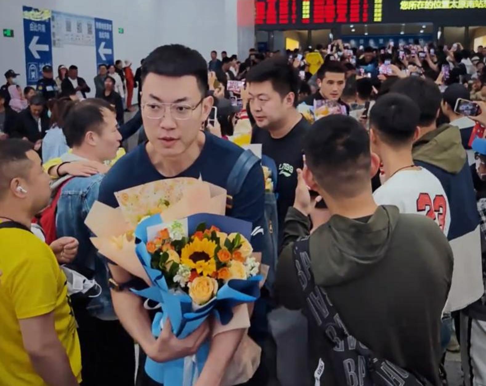 关于客场成功，球迷热情欢呼胜利者的信息